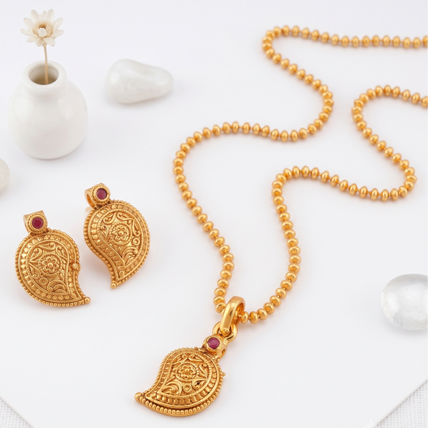 Cute elegant gold plated paisley pendant set