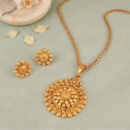 Amazing antique gold floral plain pendant set
