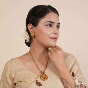 Stunning antique gold round floral stone pendant set with stud earring