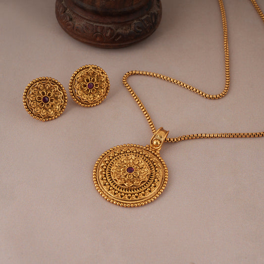 Stunning round floral antique gold pendant set with stud earring