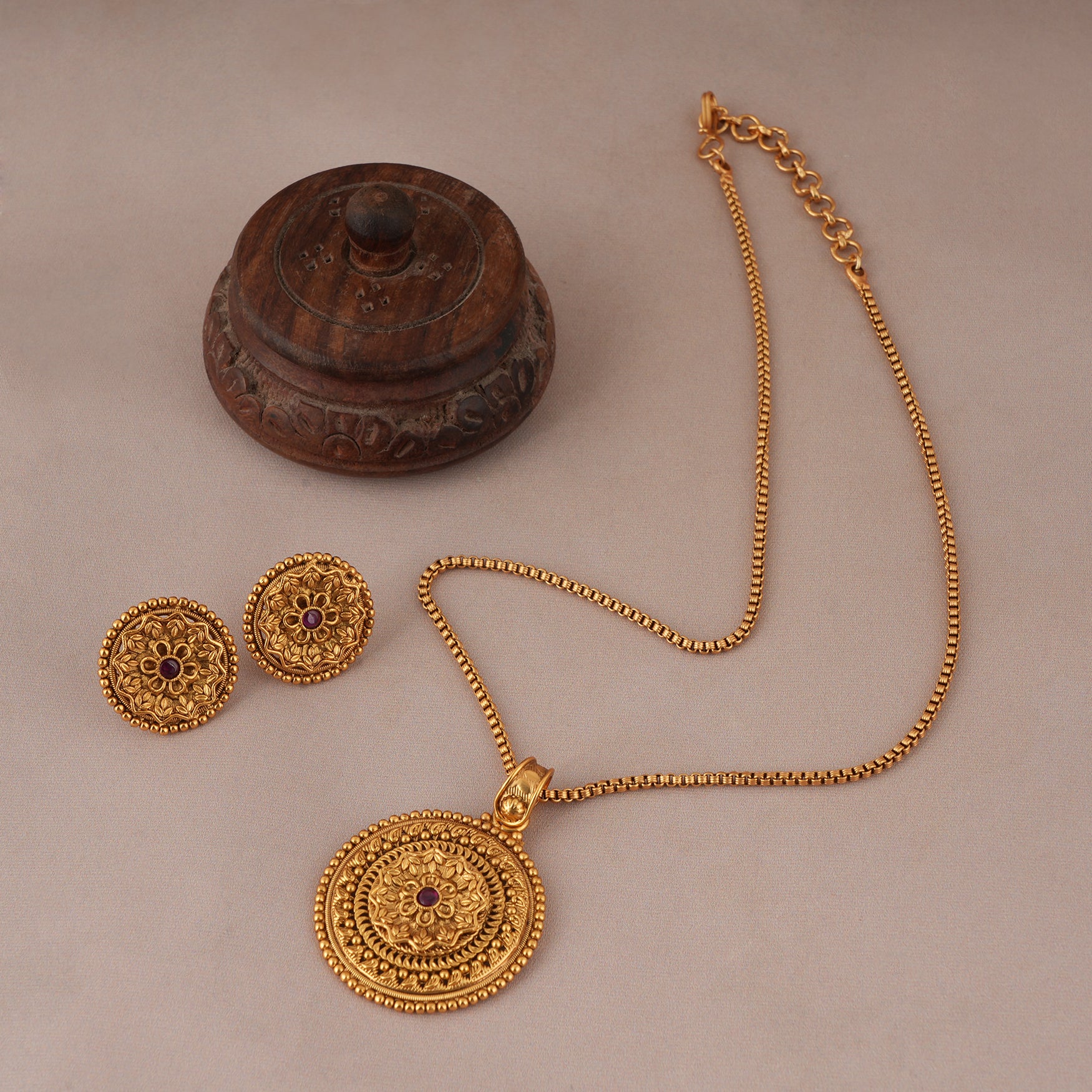 Stunning round floral antique gold pendant set with stud earring