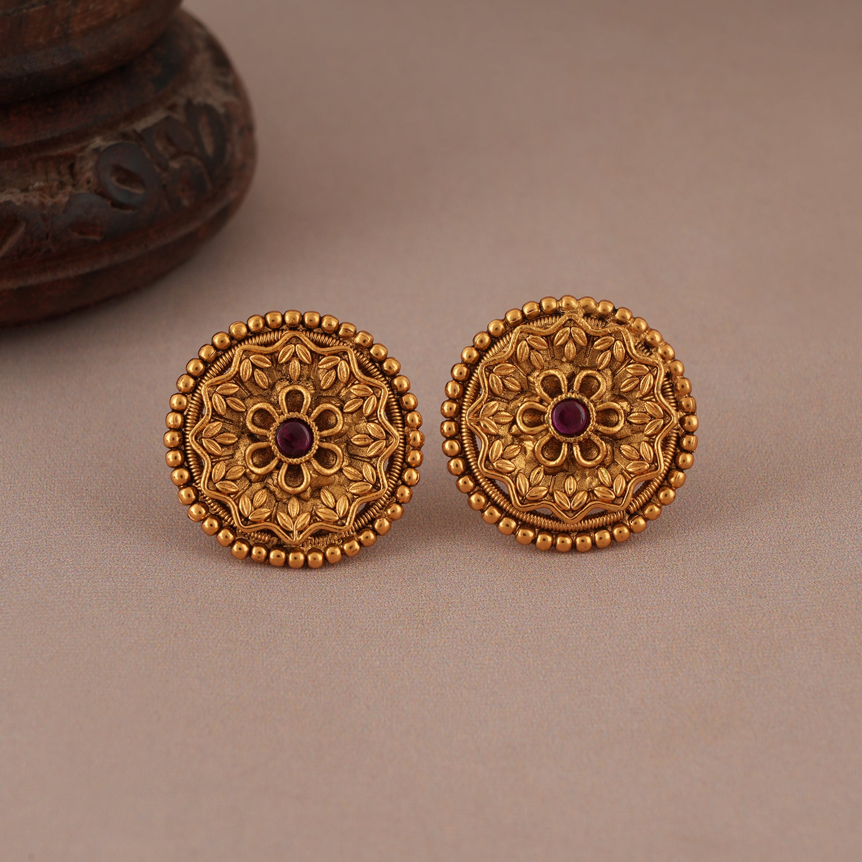 Stunning round floral antique gold pendant set with stud earring