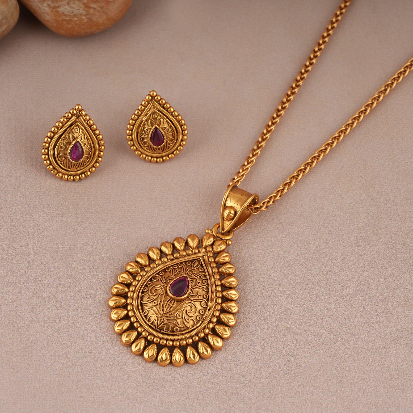 Amazing antique gold pear shaped antique gold pendant set