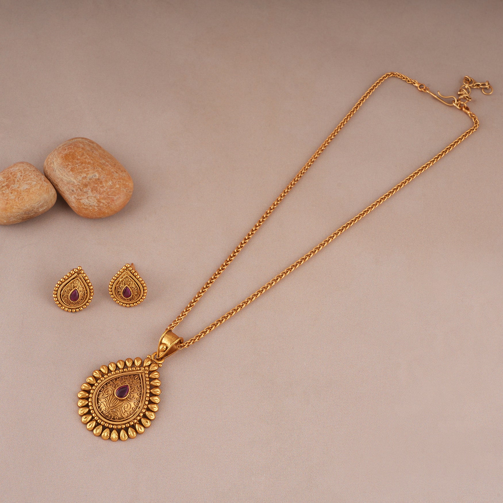 Amazing antique gold pear shaped antique gold pendant set