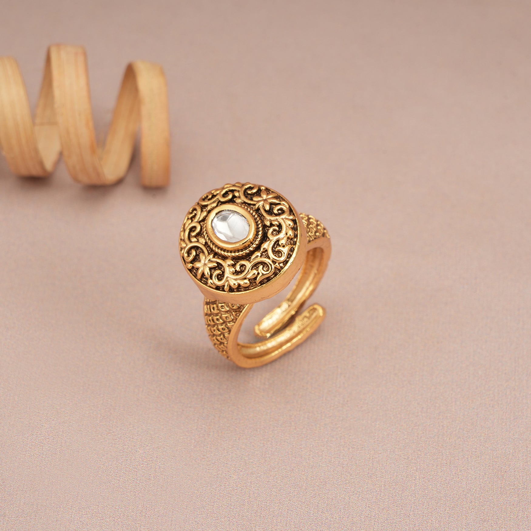 Stunning antique gold kundan finger ring