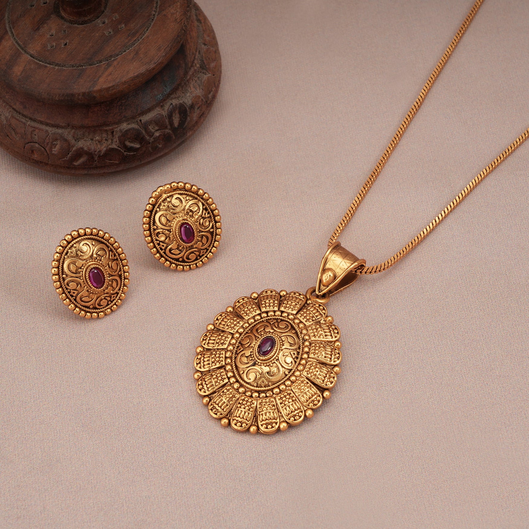 Stunning oval antique gold pendant set with stud earring