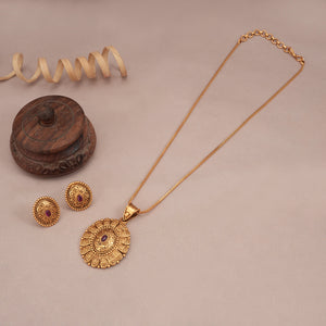 Stunning oval antique gold pendant set with stud earring