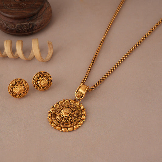 Gorgeous antique gold pendant set for with stud earring