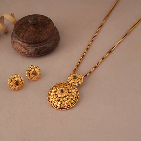 Stunning antique gold pendant set with floral stud earring