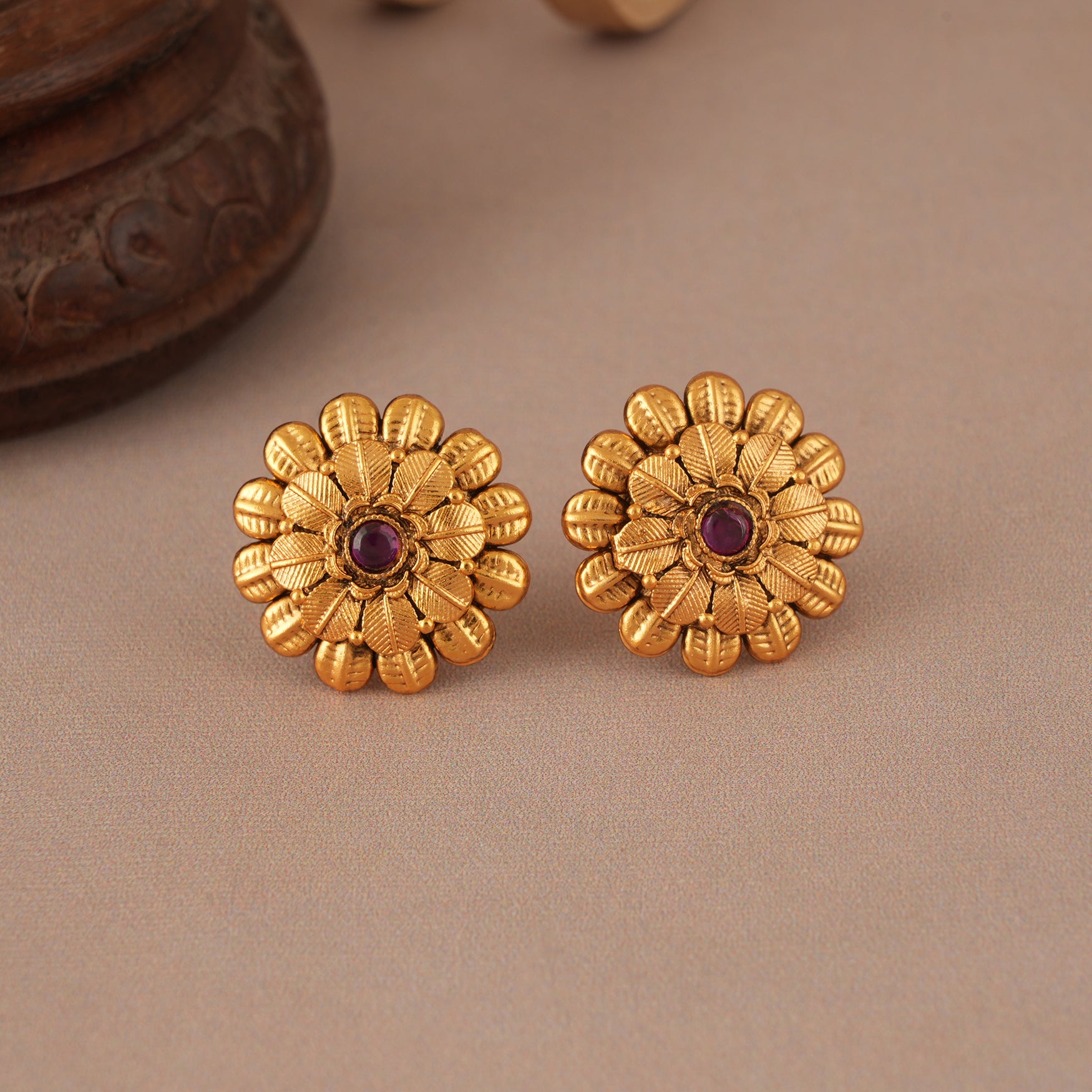 Stunning antique gold pendant set with floral stud earring