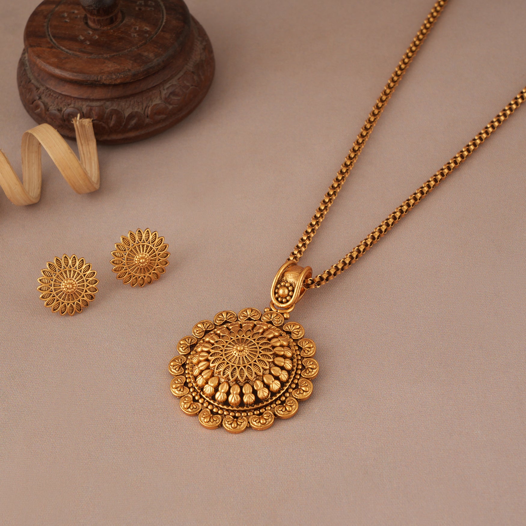 Stunning broad antique gold floral pendant set with stud earring