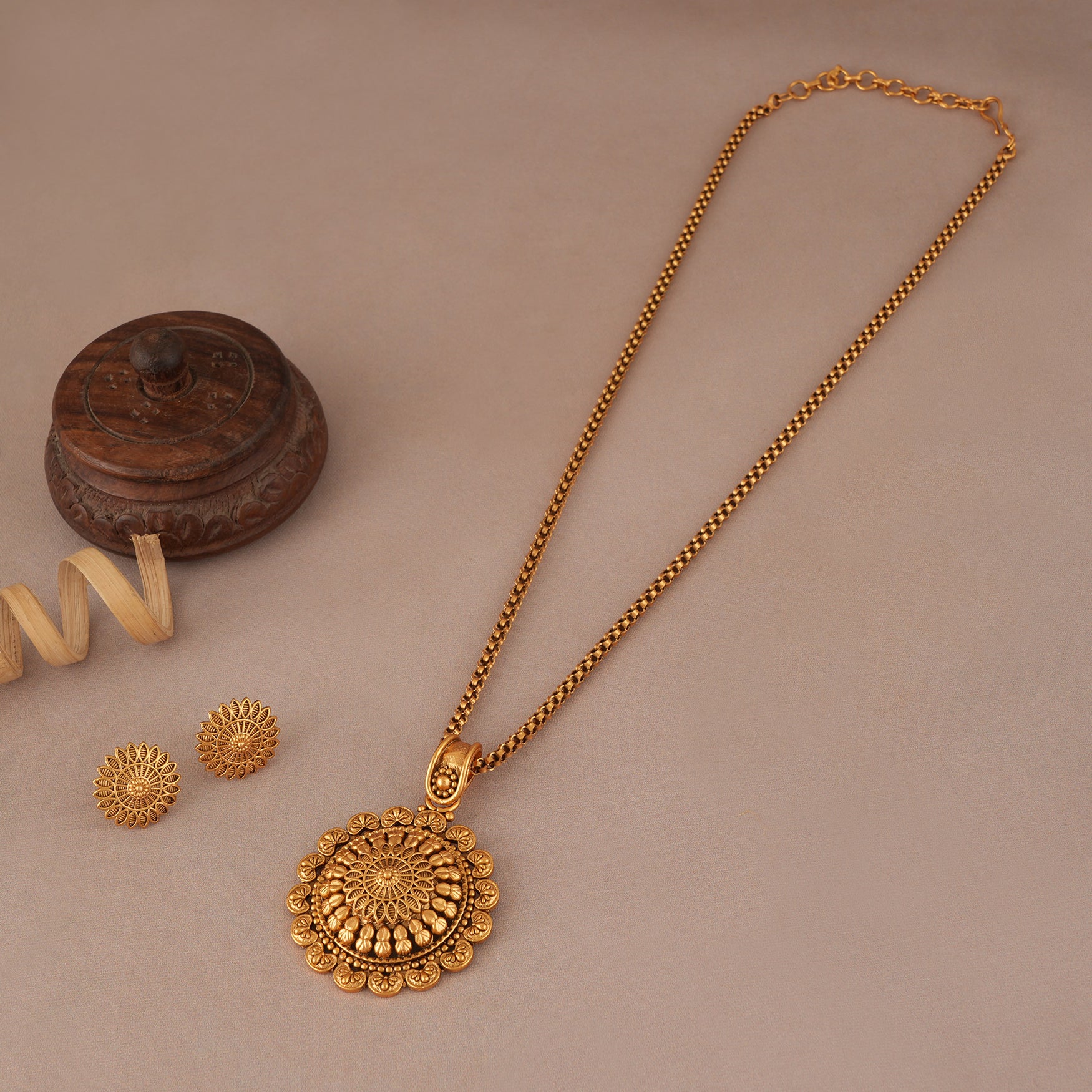 Stunning broad antique gold floral pendant set with stud earring