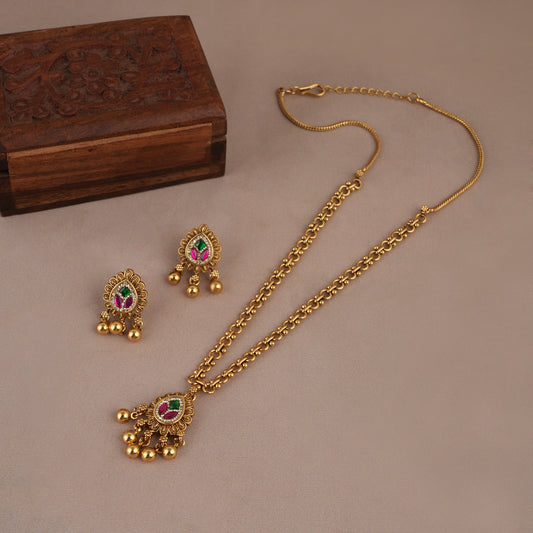 Cute antique gold stone pendant set with earring