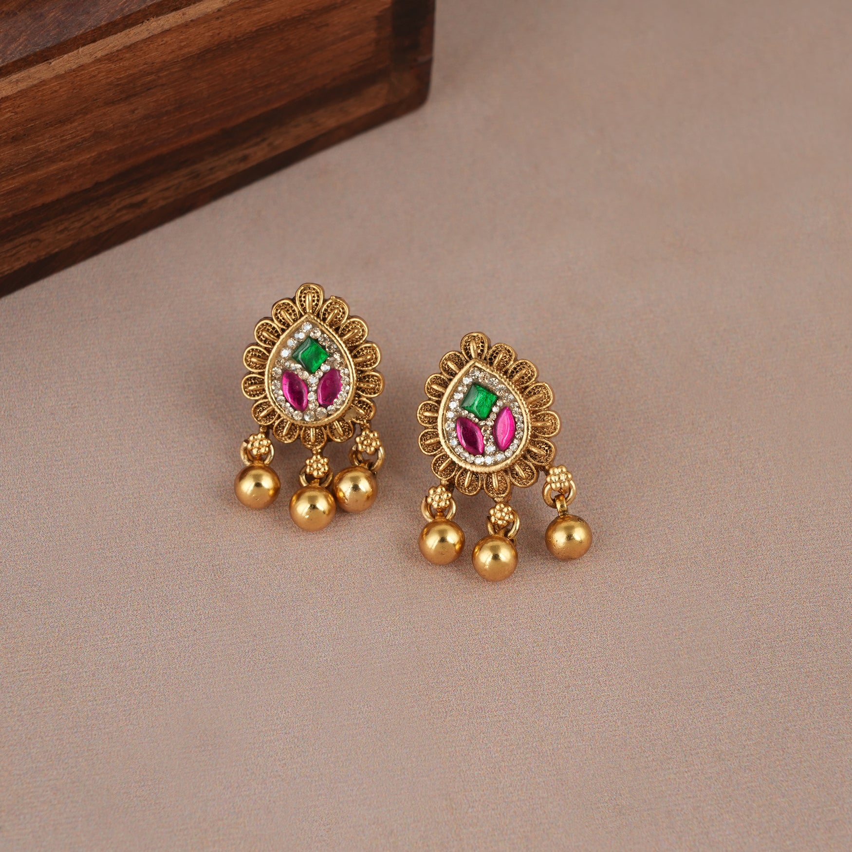 Cute antique gold stone pendant set with earring