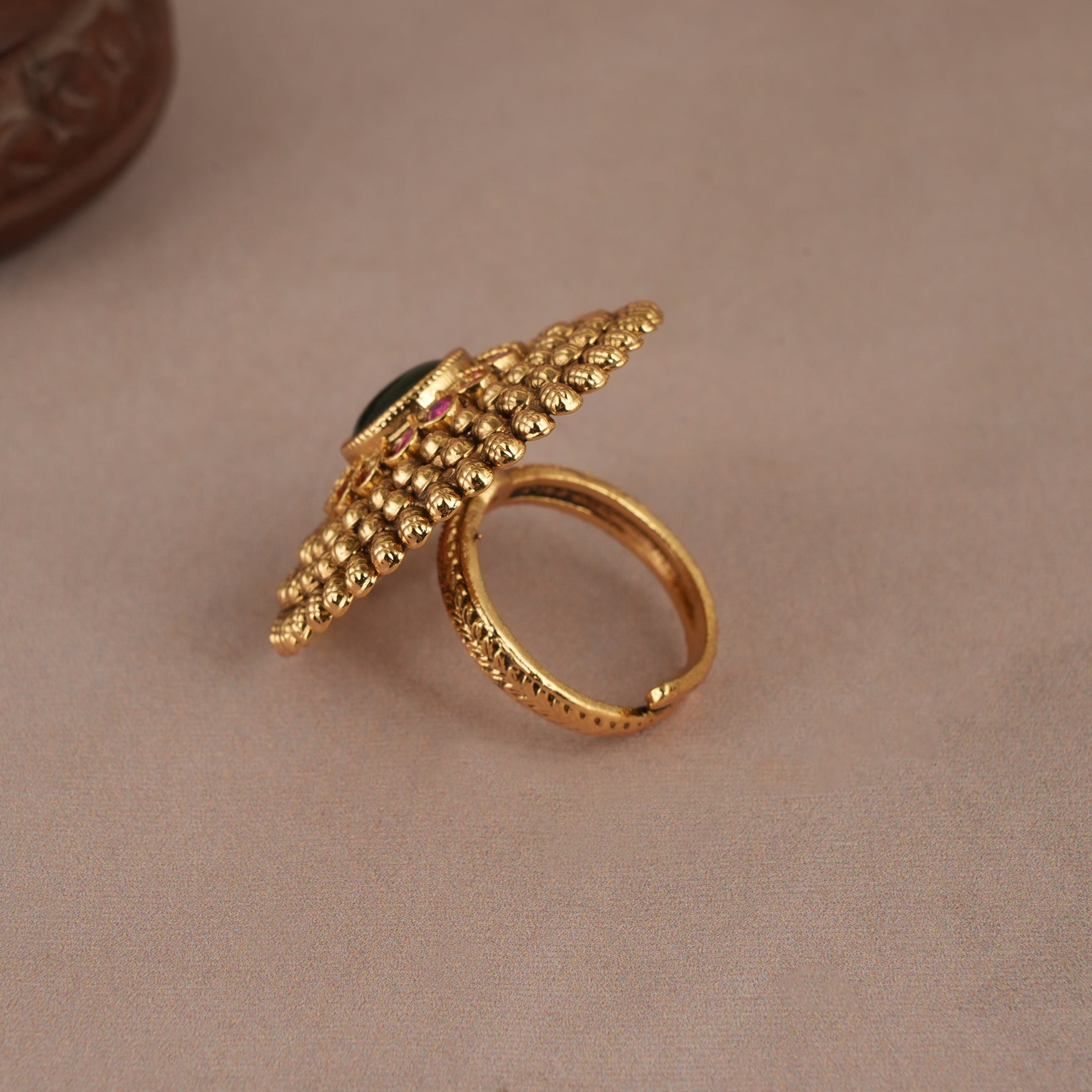 Gorgeous round antique gold emerald stone finger ring