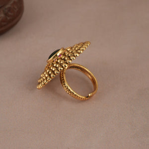 Gorgeous round antique gold emerald stone finger ring