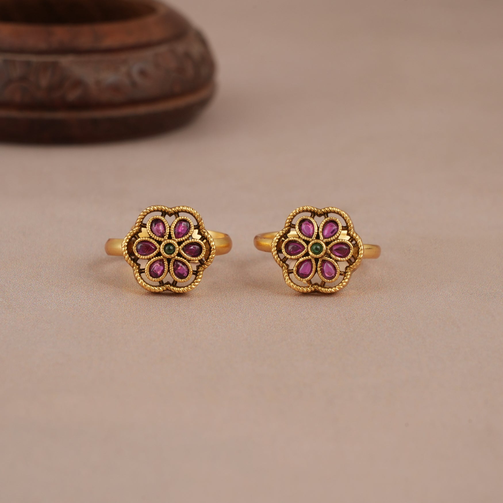 Cute antique gold floral ruby toe ring