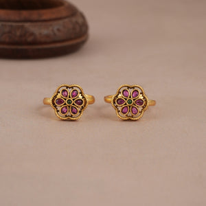 Cute antique gold floral ruby toe ring