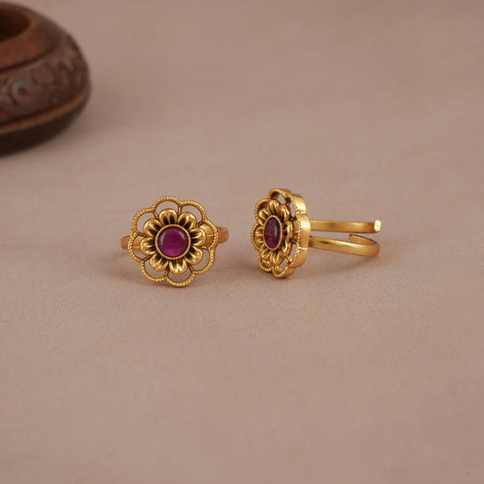 Elegant antique gold toe ring for women