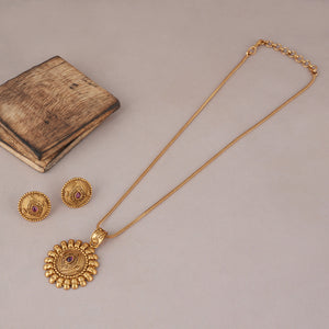 Stunning antique gold round pendant set