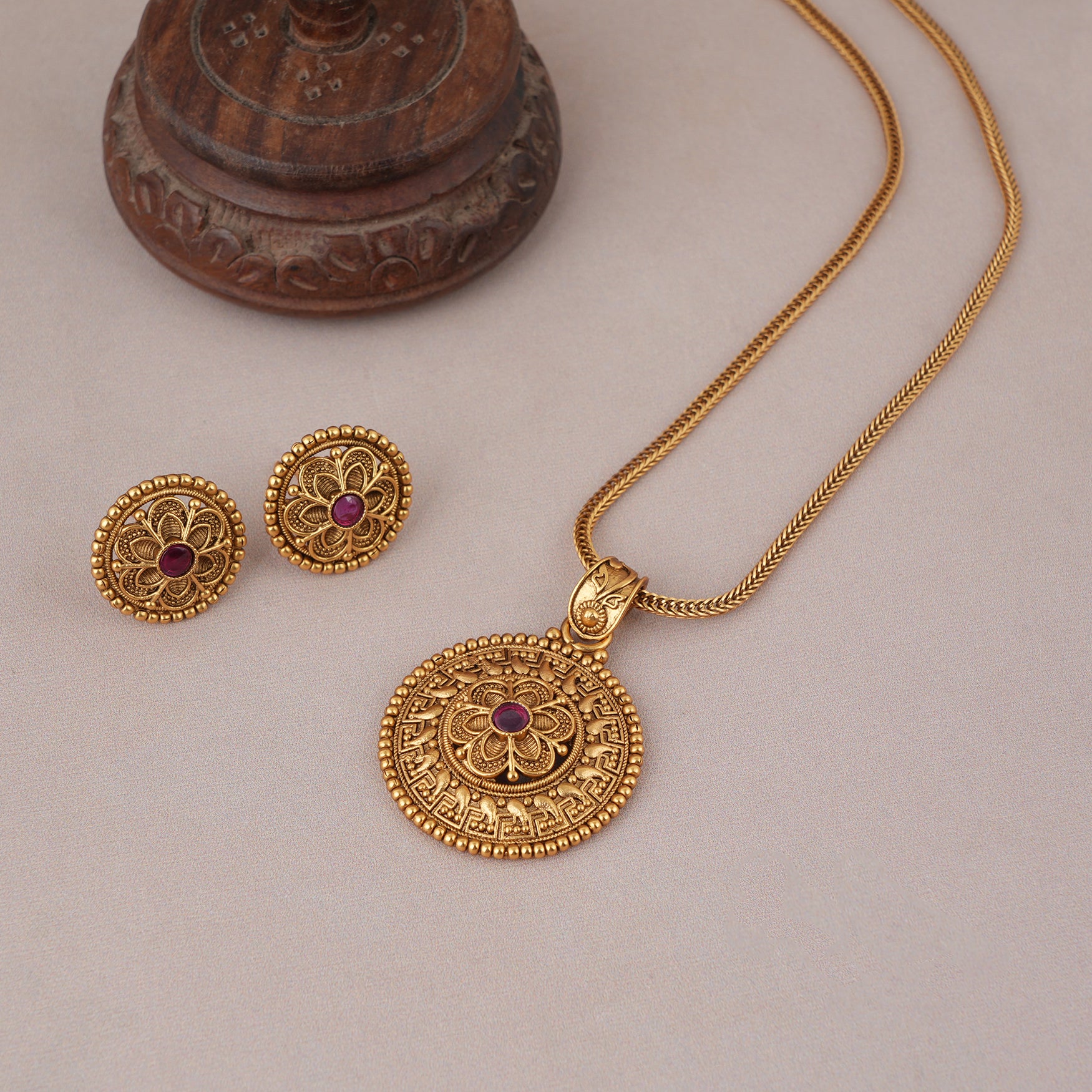 Beautiful antique gold floral pendant set