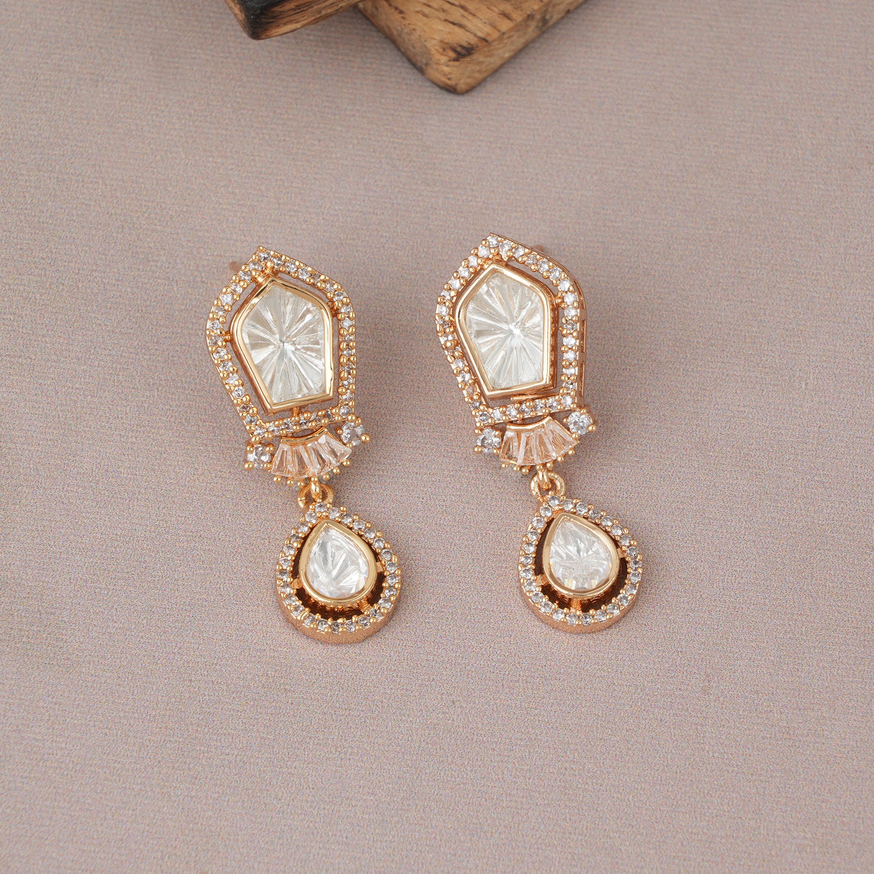 Stunning kundan gold plated pendant set