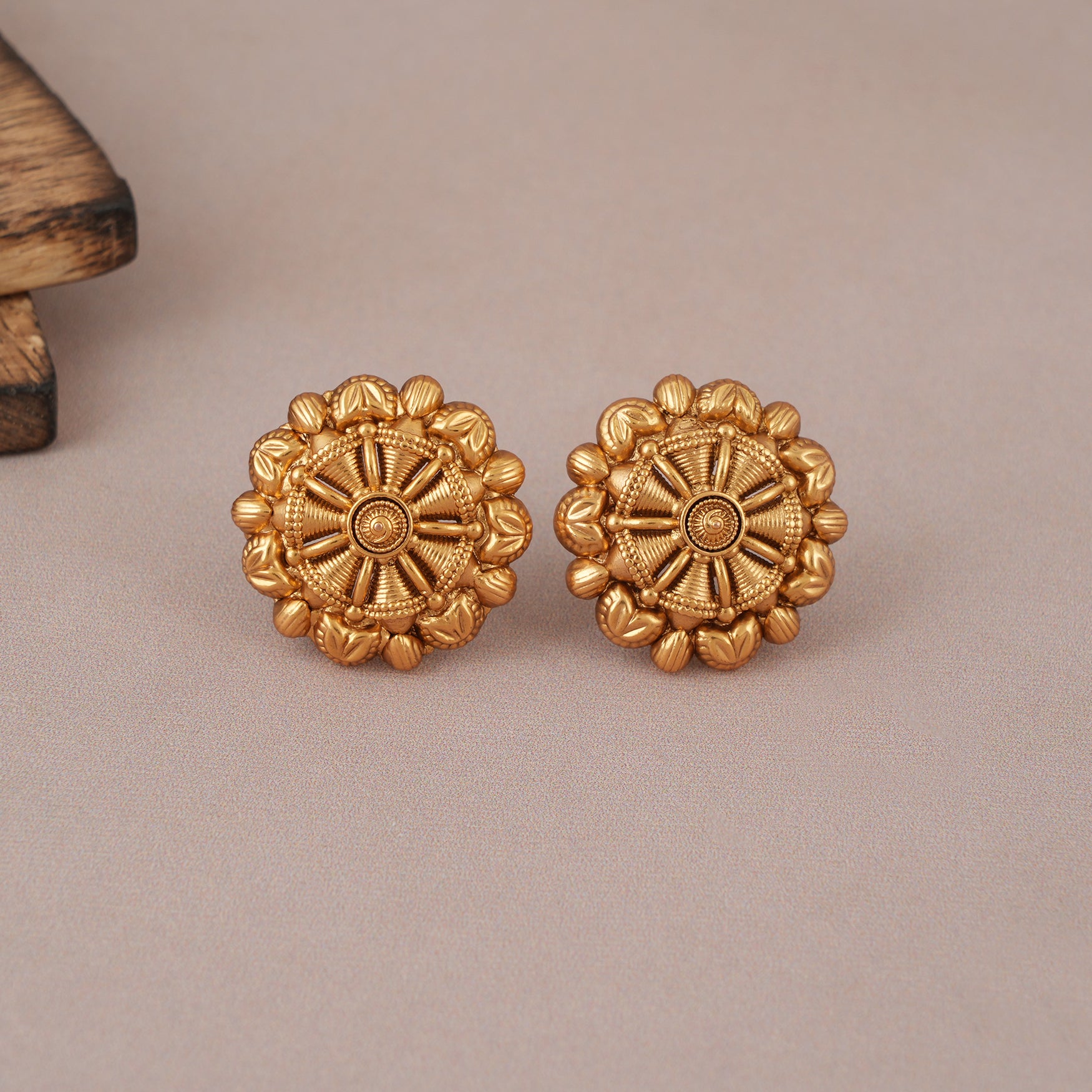 Stunning antique gold plain stud earring