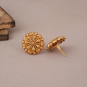 Stunning antique gold plain stud earring