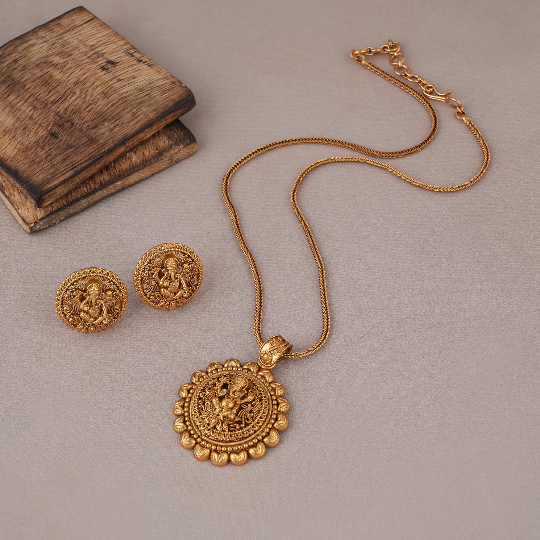 Beautiful plain antique gold ganesh pendant set I Temple jewellery