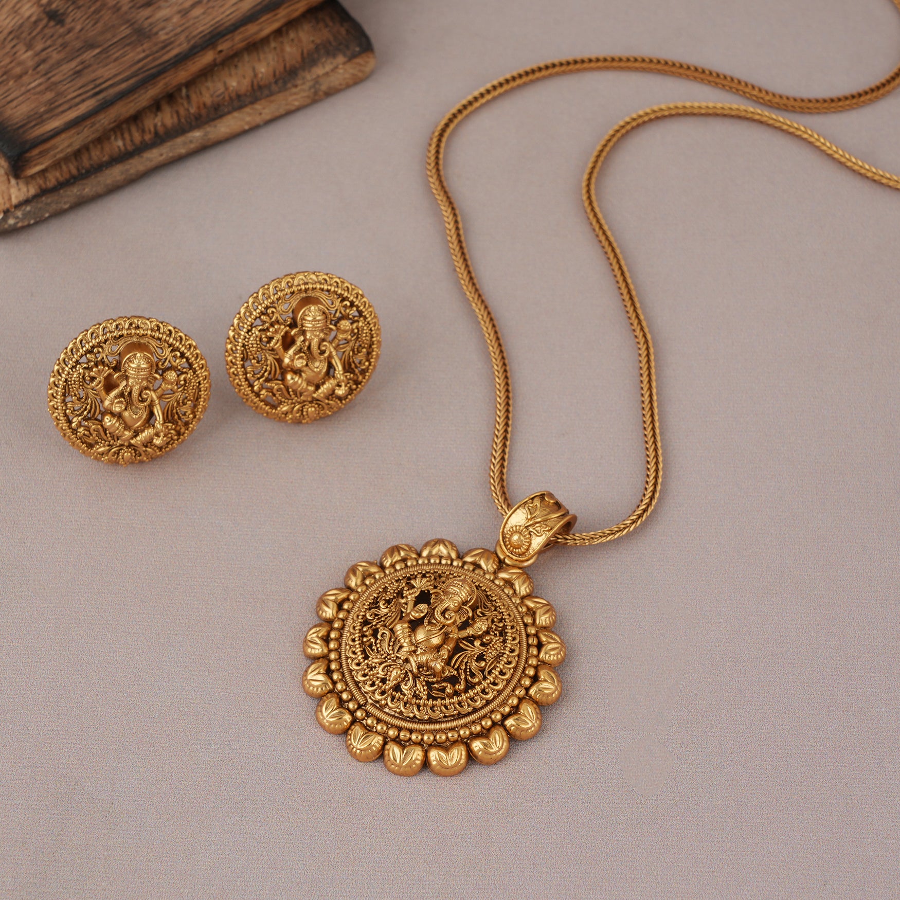 Beautiful plain antique gold ganesh pendant set I Temple jewellery