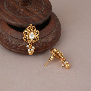 Cute kundan antique gold stud earring