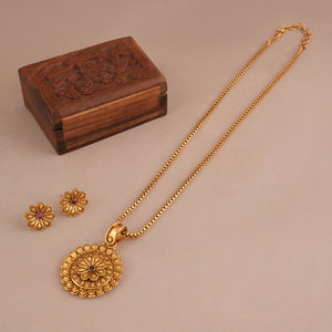Stunning plain antique gold pendant  set