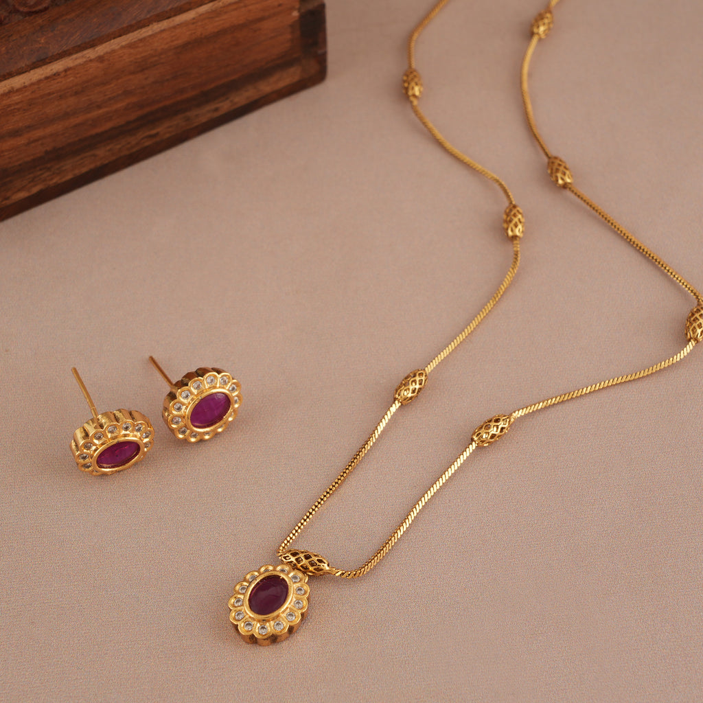 Cute antique gold ruby stone pendant set