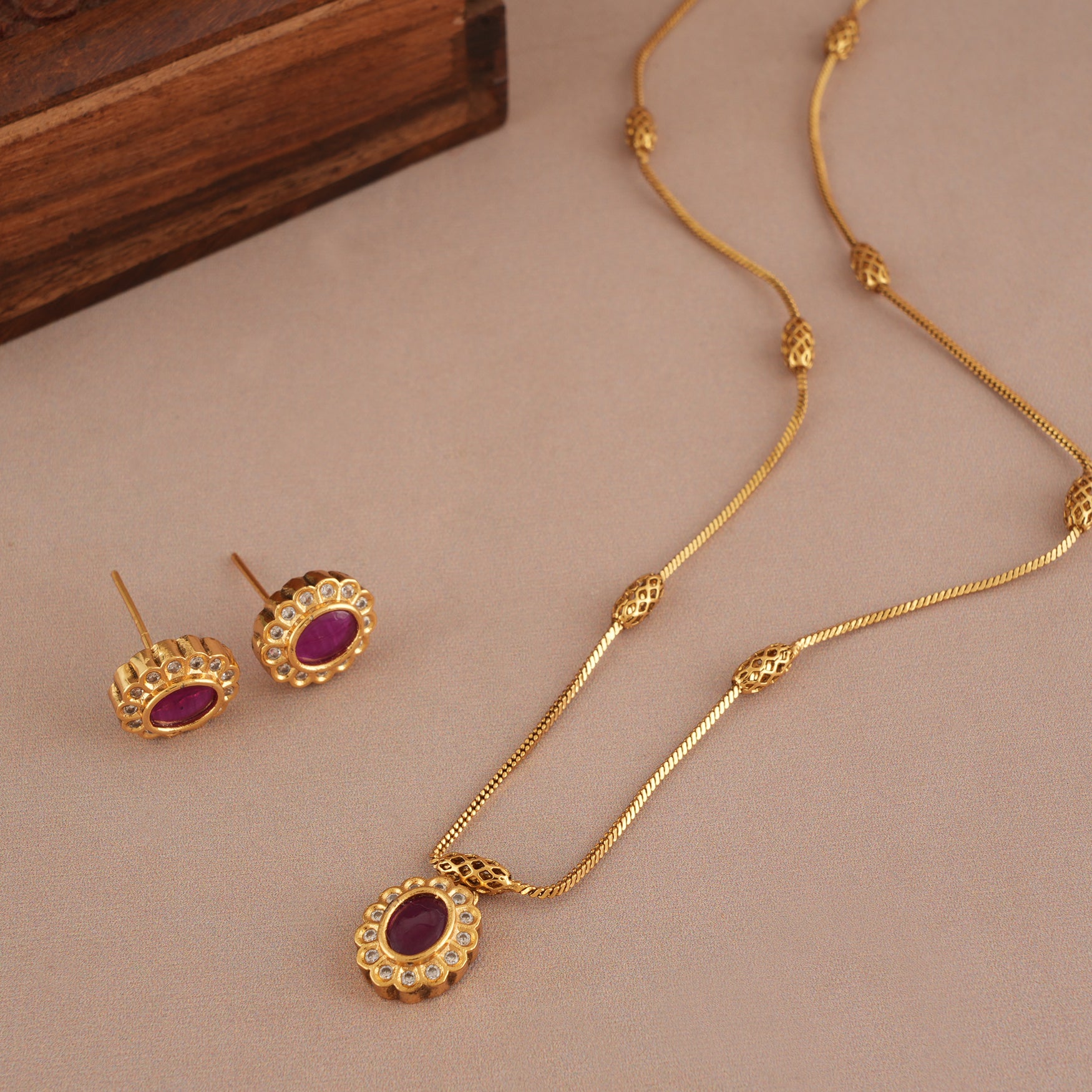 Cute antique gold ruby stone pendant set