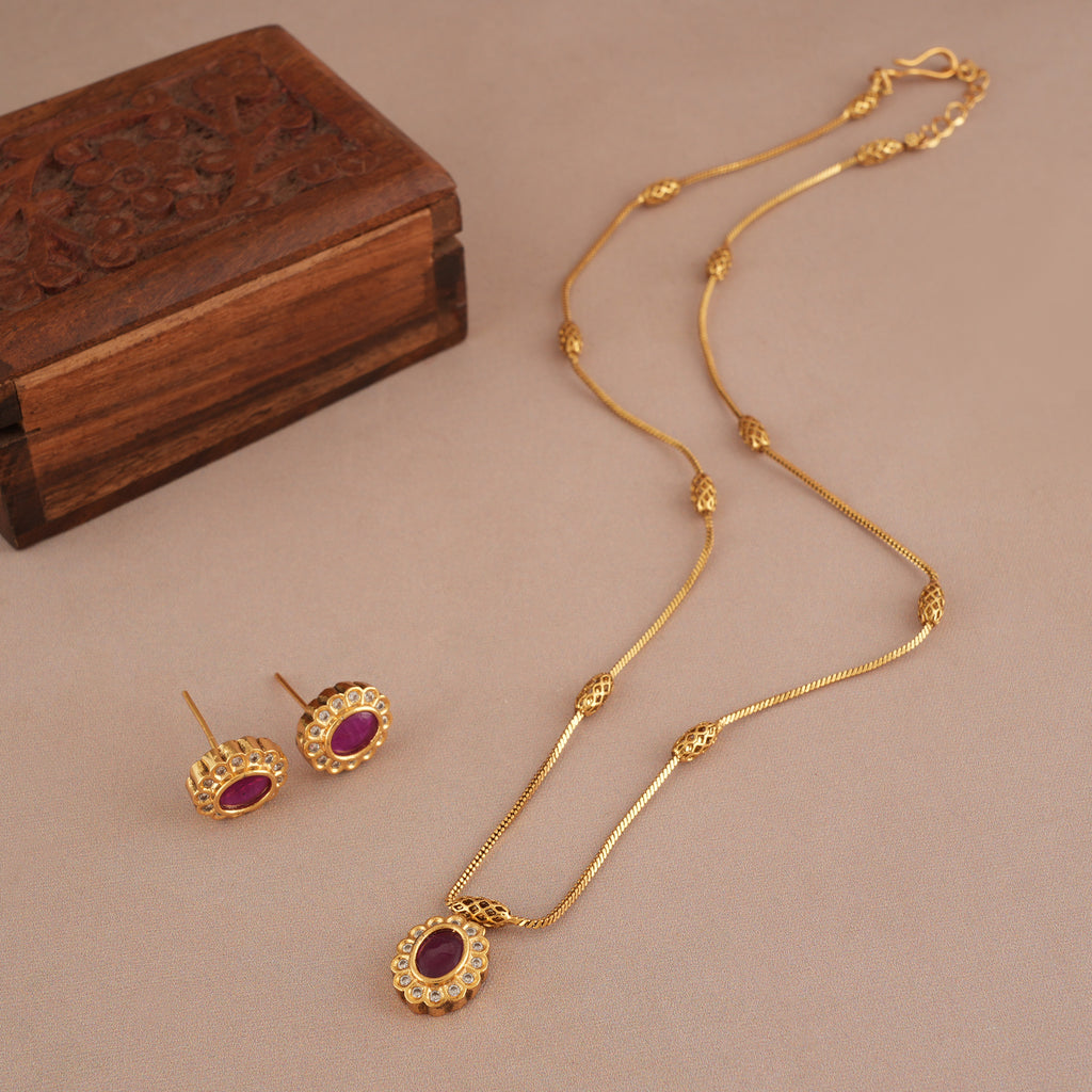 Cute antique gold ruby stone pendant set