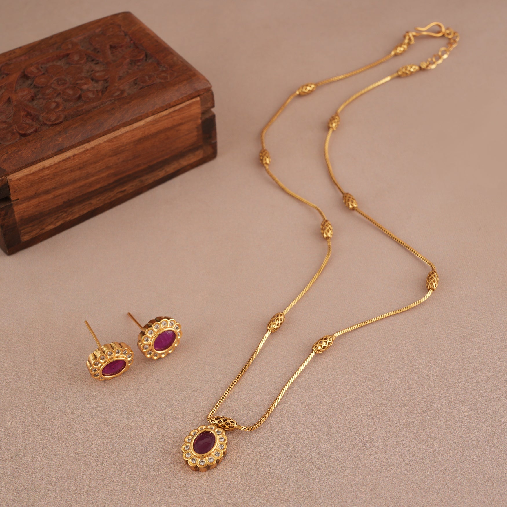 Cute antique gold ruby stone pendant set