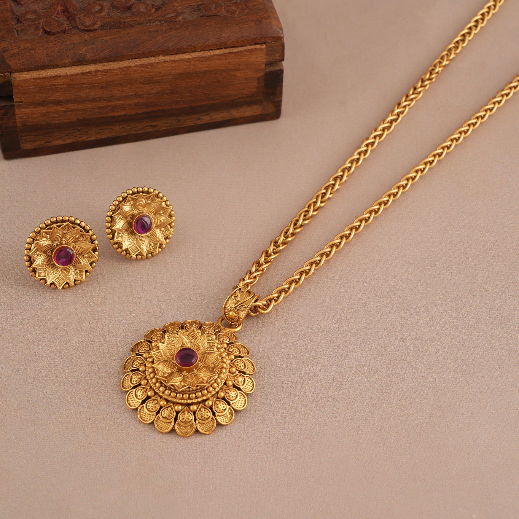 Stunning antique gold pendant set with chain smarsjewelrys