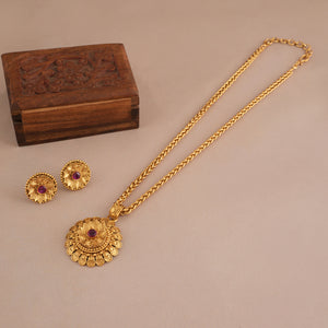 Stunning antique gold pendant set with chain