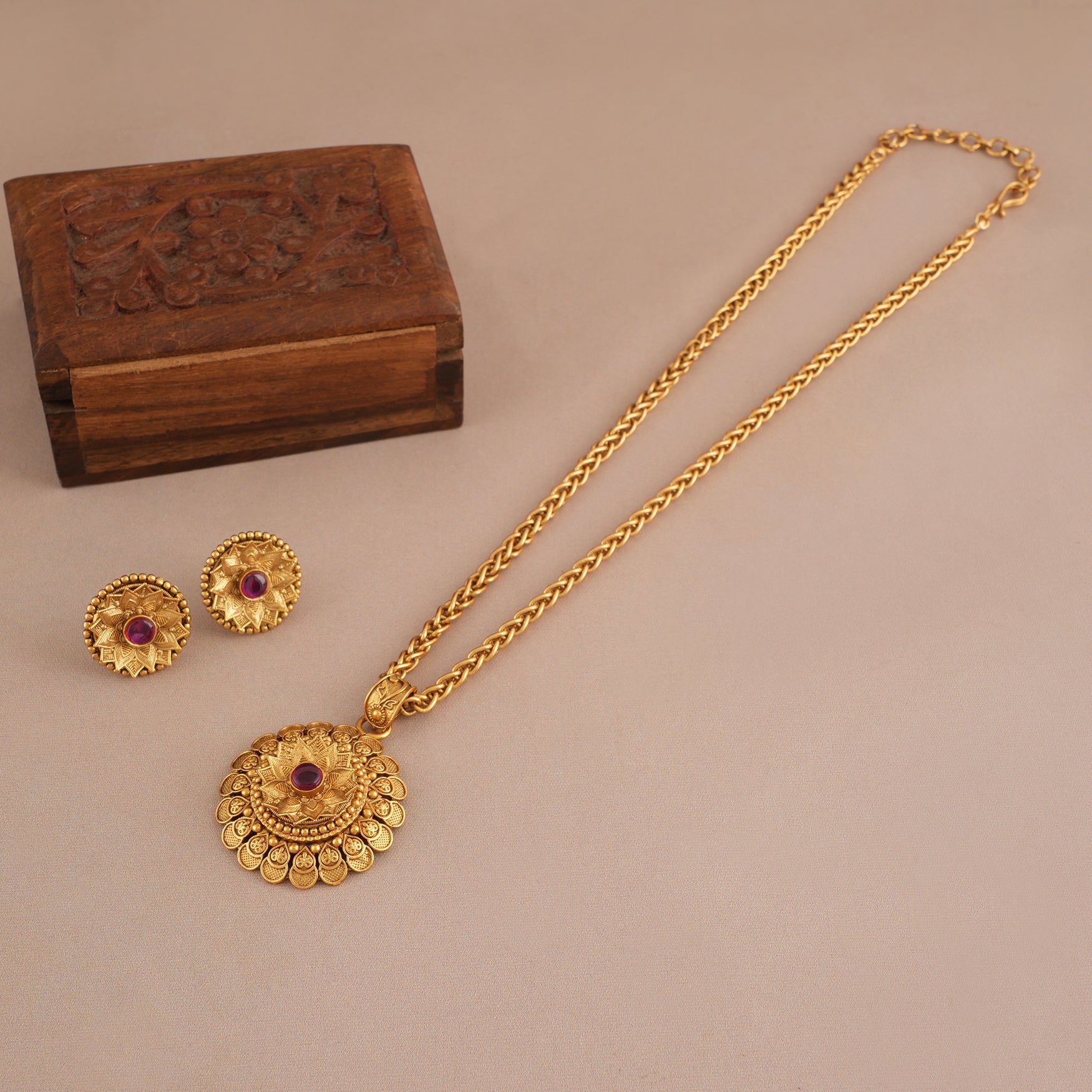 Stunning antique gold pendant set with chain