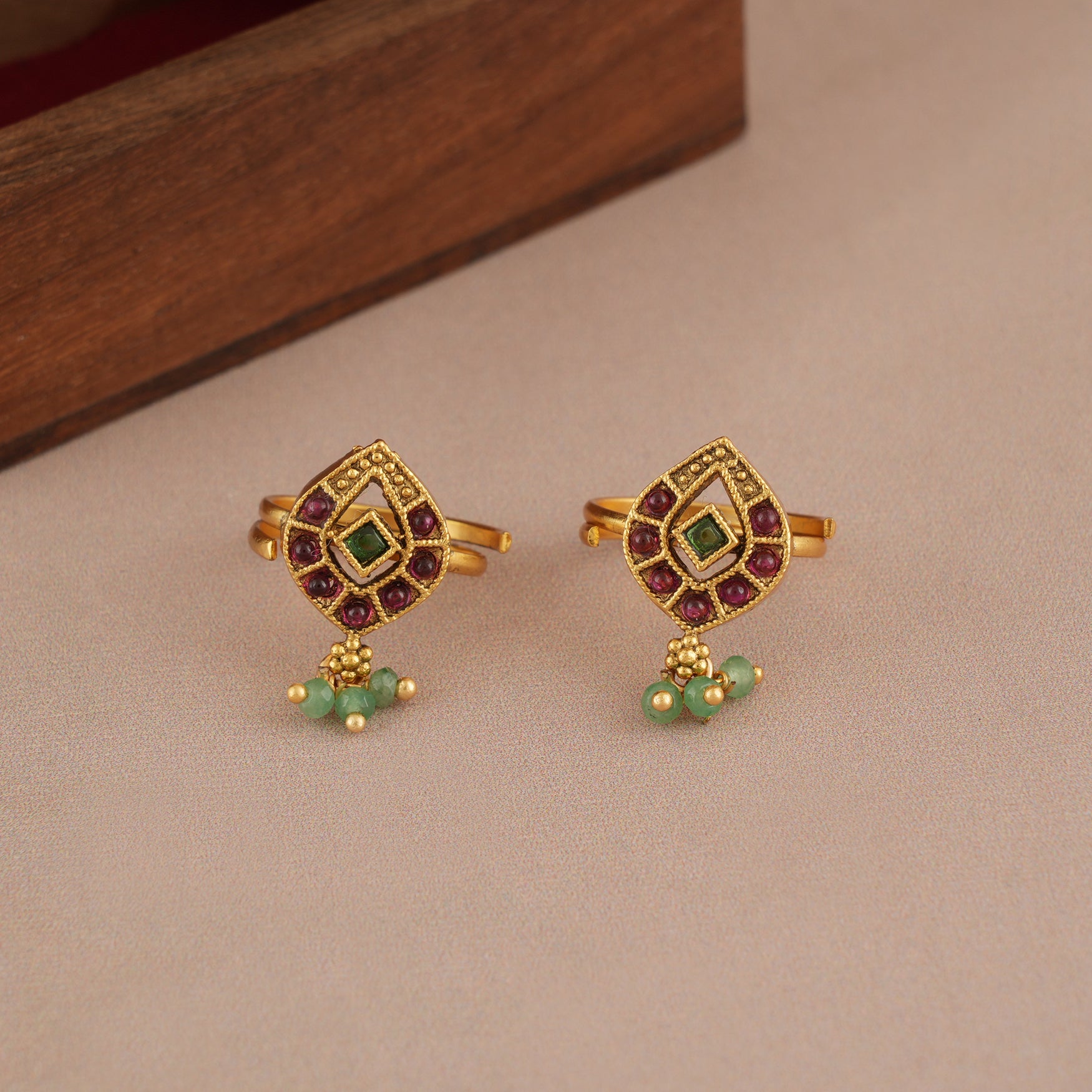 Stone antique gold plated toe ring