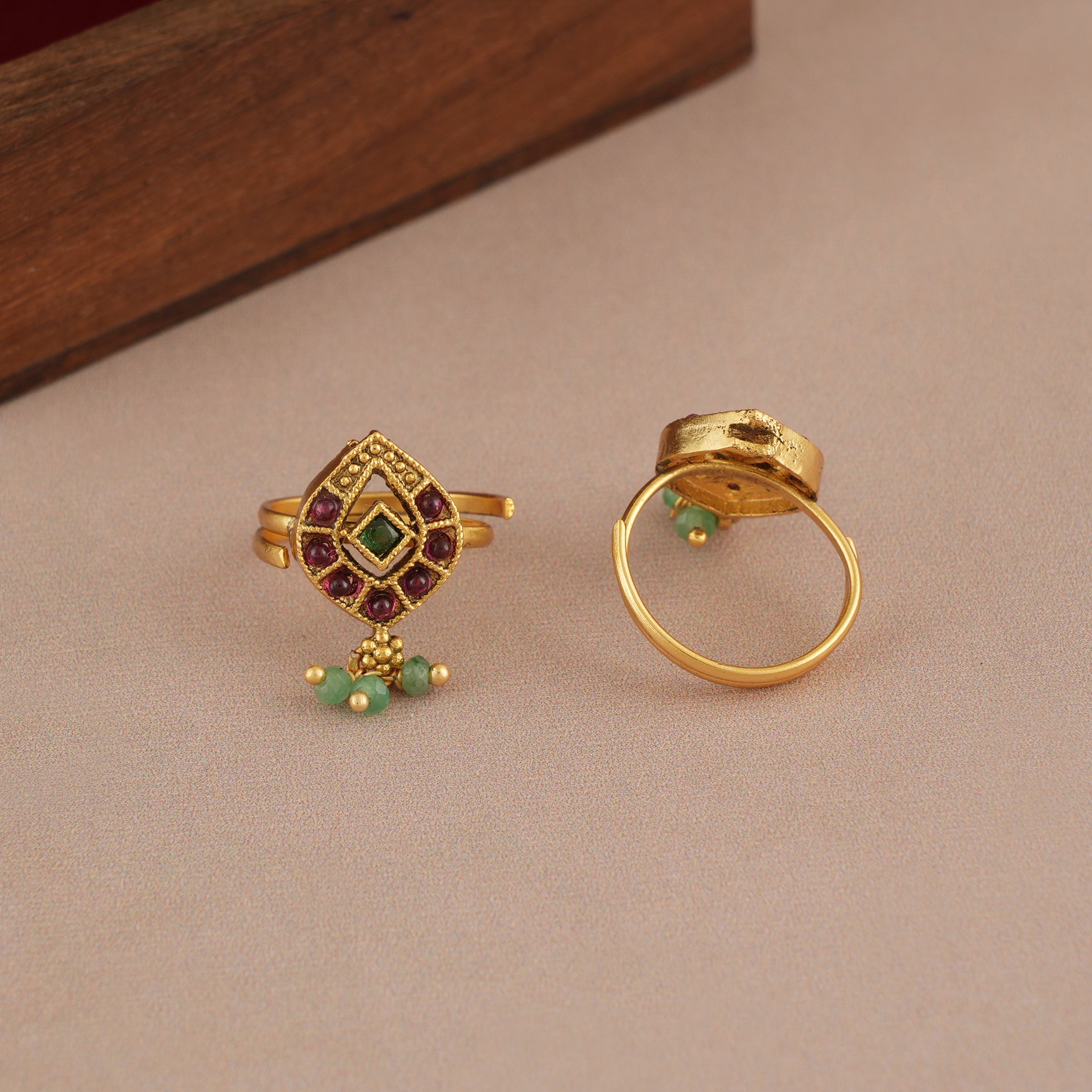 Stone antique gold plated toe ring