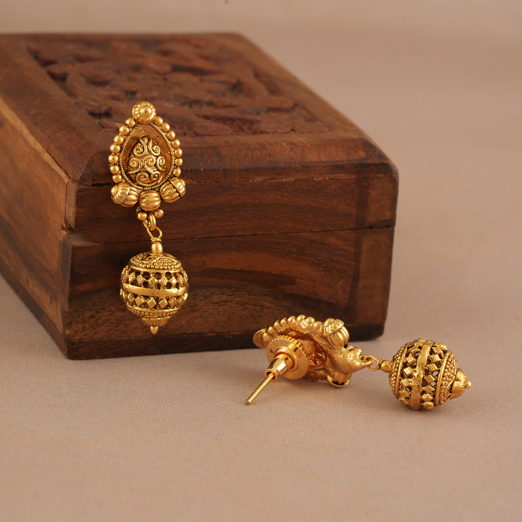 Stunning plain antique gold ball necklace set