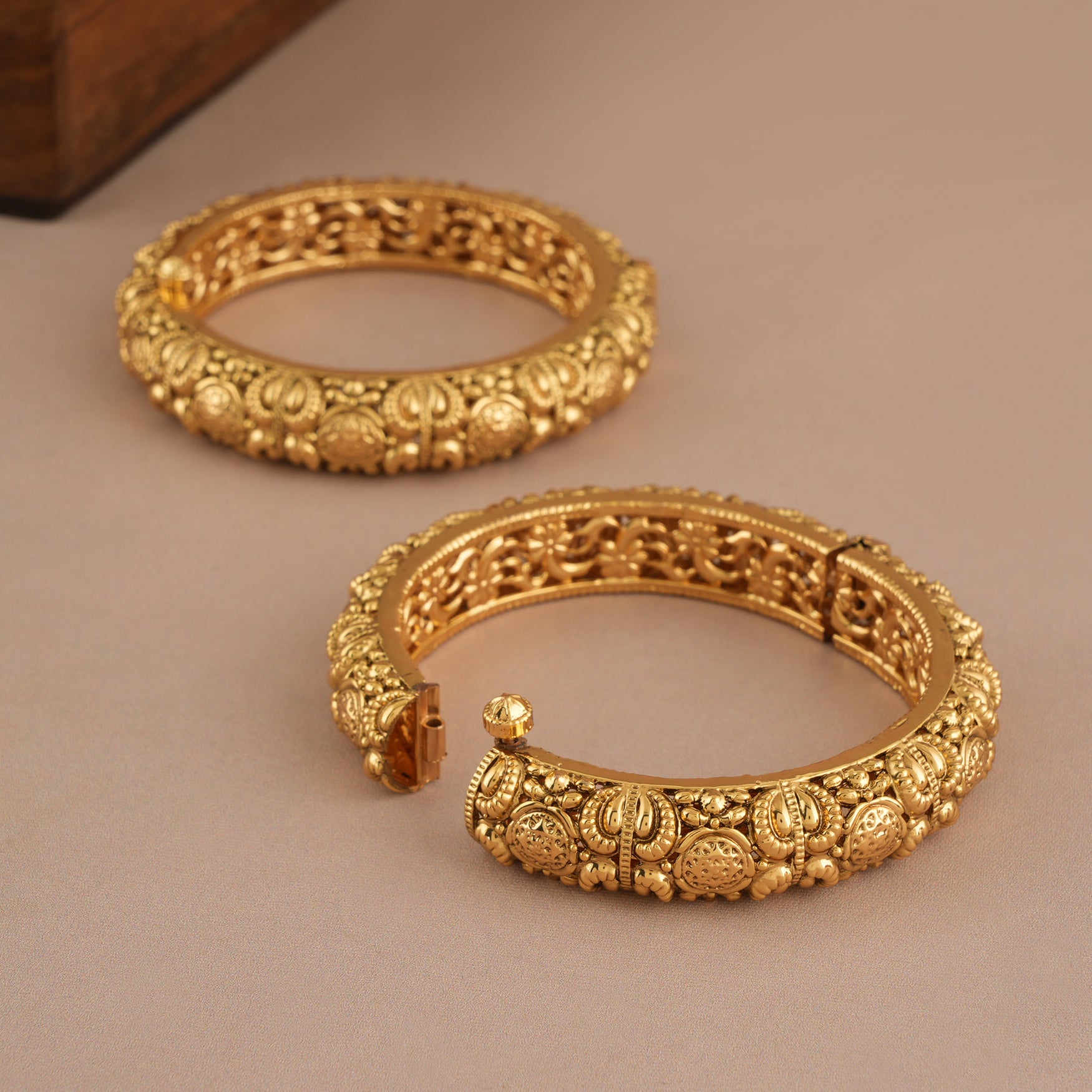 Stunning antique gold high polish bangle set