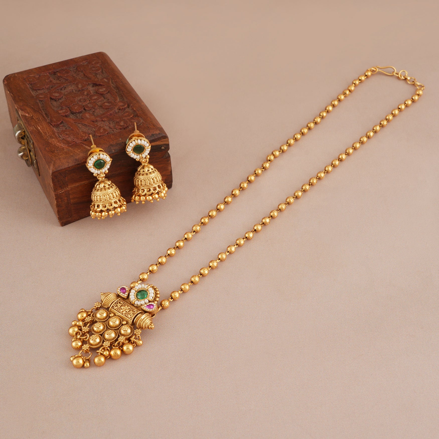 Stunning antique gold stone pendant set with earring