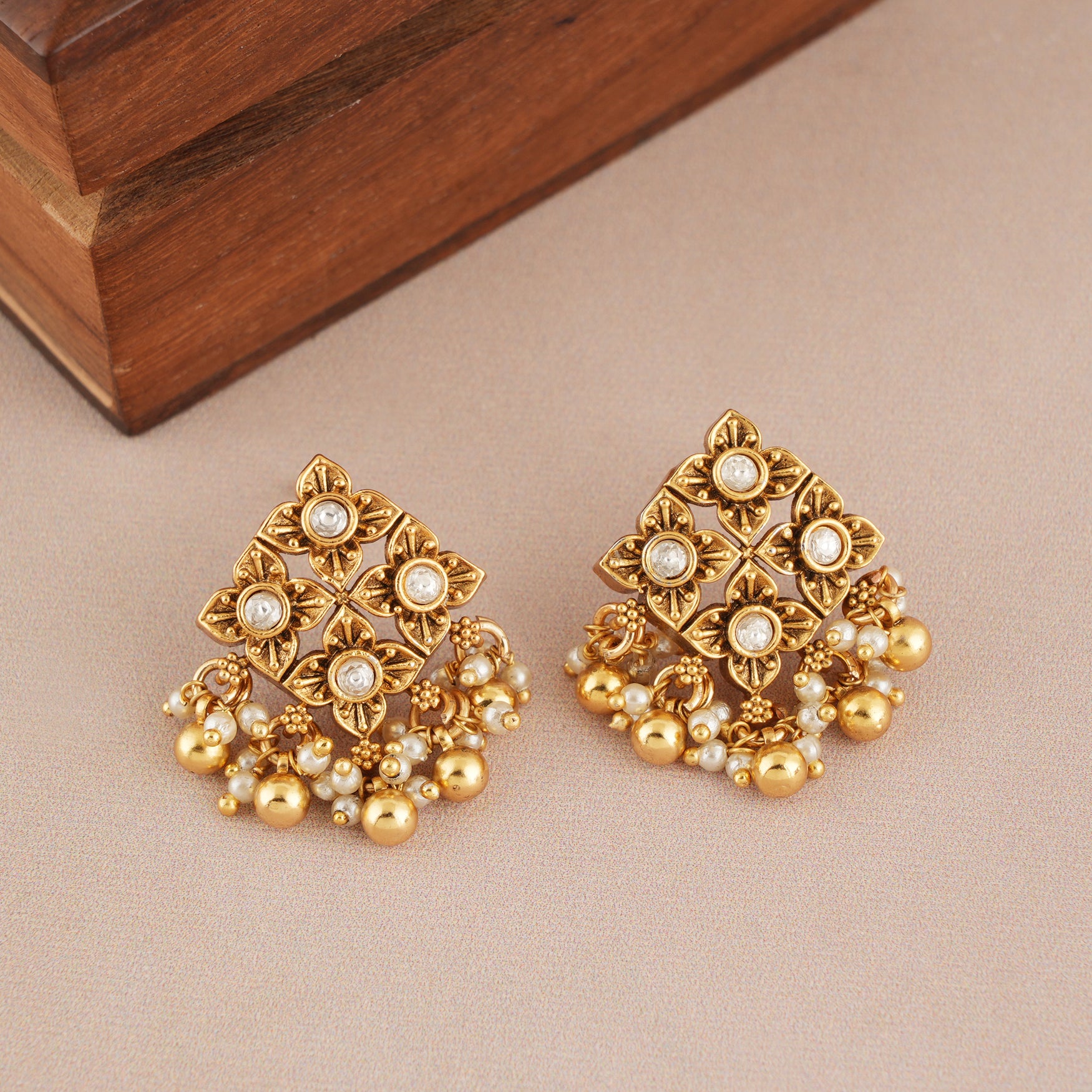 Stunning antique gold kundan stud earring