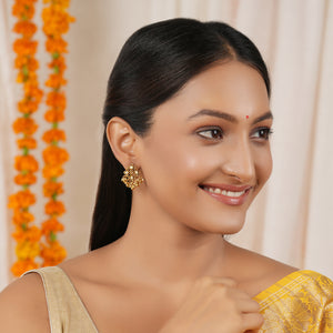 Stunning antique gold kundan stud earring