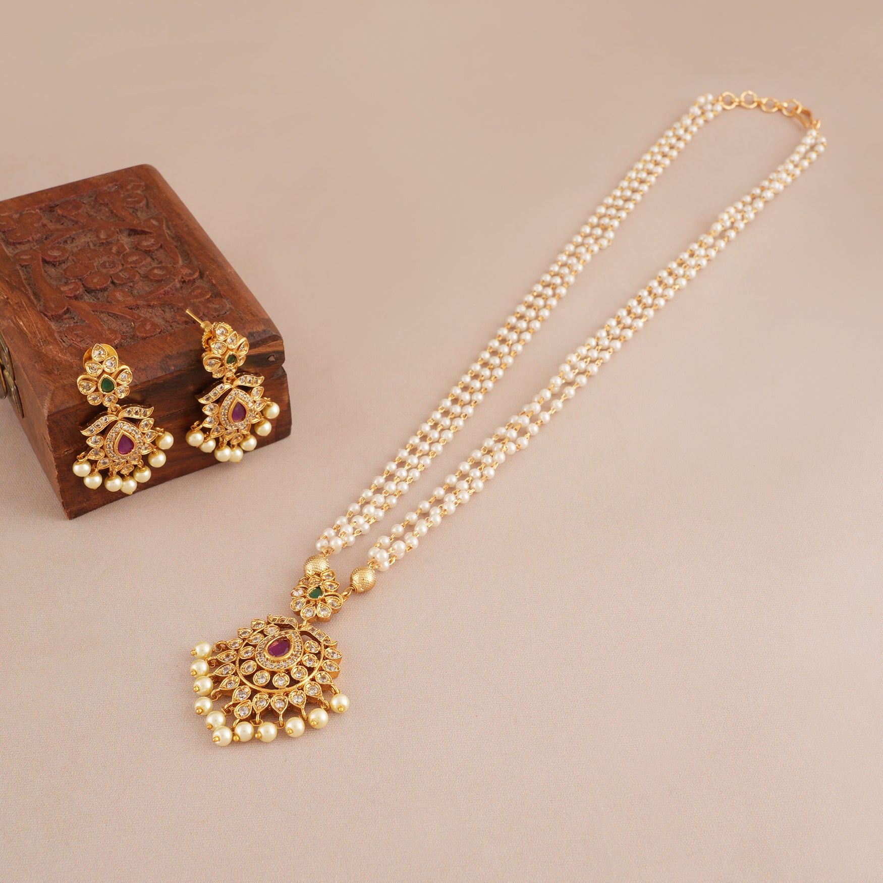 Stunning pearl antique gold stone pendant set