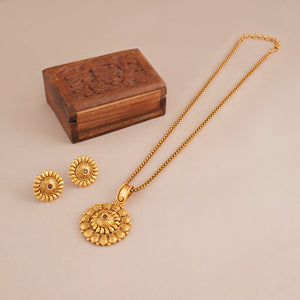 Beautiful antique gold pendant set for women