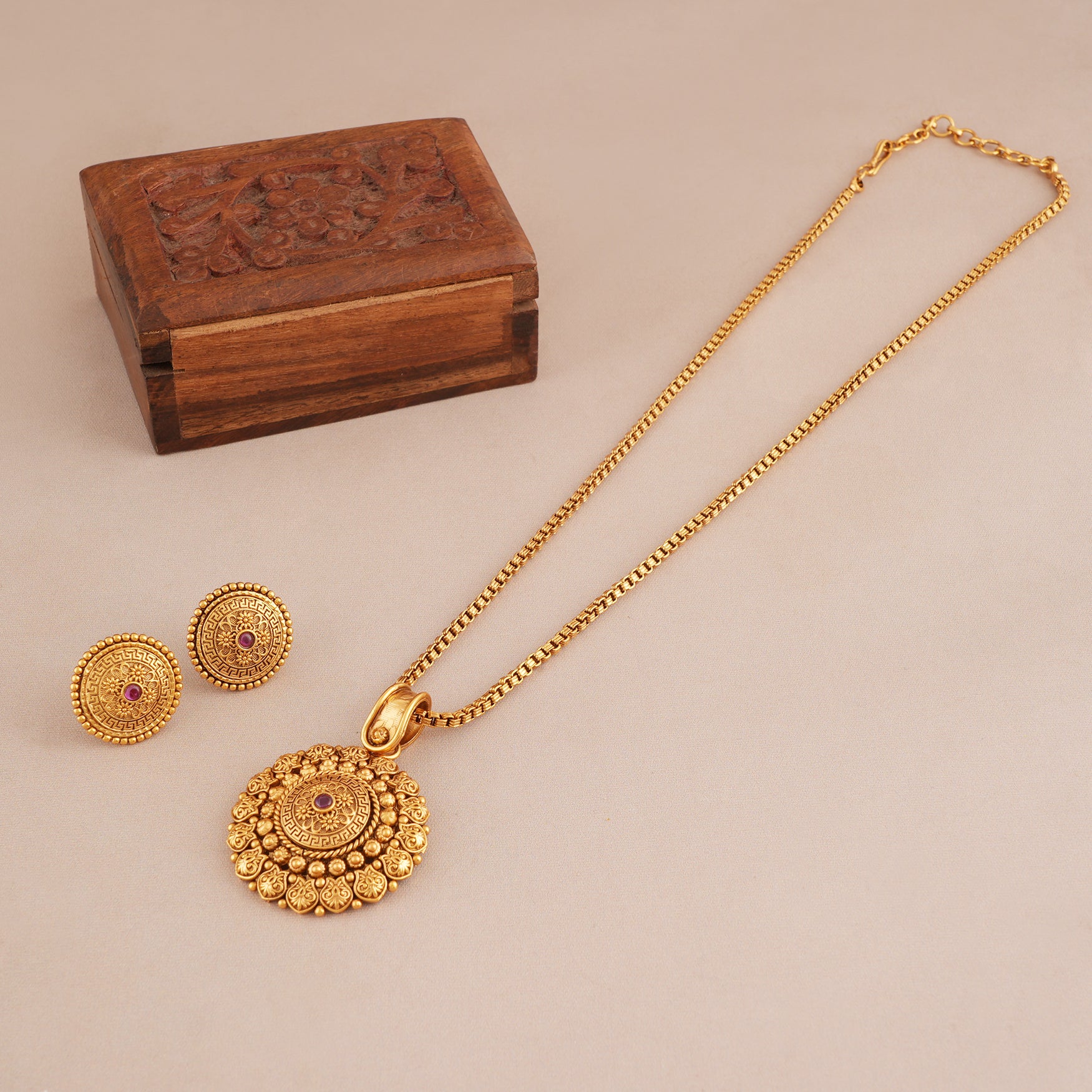 Amazing antique gold pendant set for women