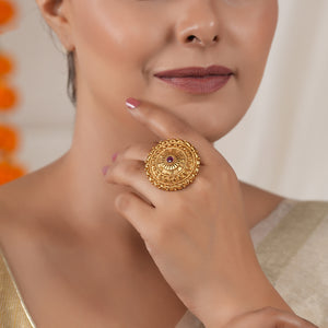 Traditional antique gold round floral finger ring